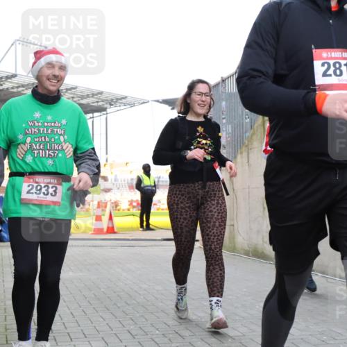 08.12.2024 - St. Pauli X-Mass-Run No. 14 H.Heesch http://msf.ph/oto/7490109 08.12.2024 10:04:22 Ziel 1565, 1788, 1870, 2219, 2819, 2933, 2948, 2955, 3071, 3082, 3169, 3179, 3180, 815, 1788, 1870, 2933 meine-sportfotos.de