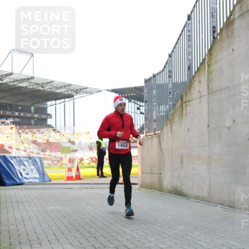 08.12.2024 - St. Pauli X-Mass-Run No. 14 H.Heesch http://msf.ph/oto/7490111 08.12.2024 09:56:26 Ziel 415, 438, 1852, 3261 meine-sportfotos.de