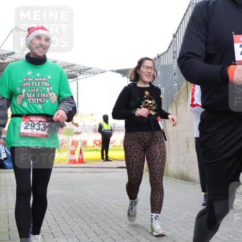 08.12.2024 - St. Pauli X-Mass-Run No. 14 H.Heesch http://msf.ph/oto/7490115 08.12.2024 10:04:22 Ziel 1565, 1788, 1870, 2219, 2819, 2933, 2948, 2955, 3071, 3082, 3169, 3179, 3180, 815, 1788, 1870, 2933 meine-sportfotos.de