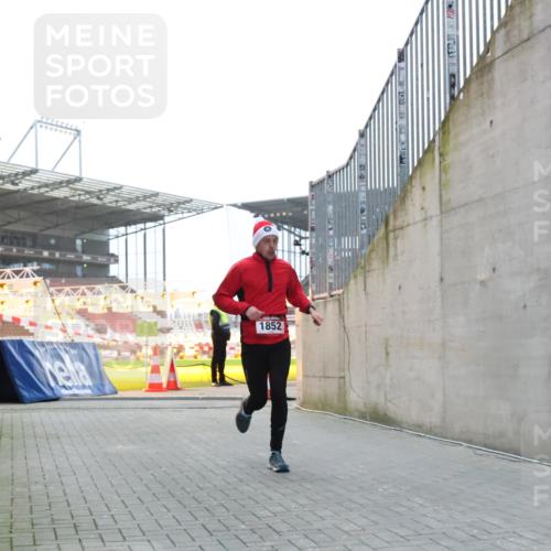 08.12.2024 - St. Pauli X-Mass-Run No. 14 H.Heesch http://msf.ph/oto/7490118 08.12.2024 09:56:26 Ziel 415, 438, 1852, 3261 meine-sportfotos.de