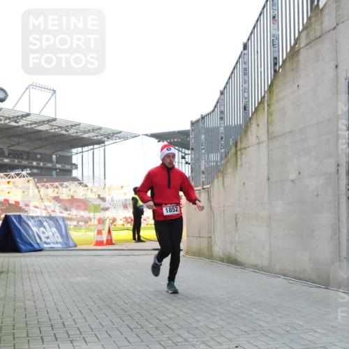 08.12.2024 - St. Pauli X-Mass-Run No. 14 H.Heesch http://msf.ph/oto/7490125 08.12.2024 09:56:26 Ziel 415, 438, 1852, 3261 meine-sportfotos.de