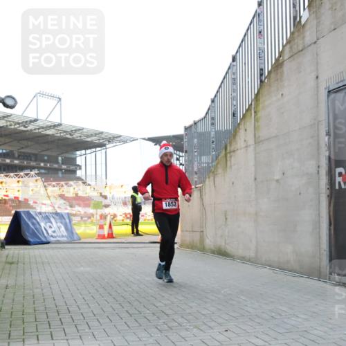 08.12.2024 - St. Pauli X-Mass-Run No. 14 H.Heesch http://msf.ph/oto/7490132 08.12.2024 09:56:26 Ziel 415, 438, 1852, 3261 meine-sportfotos.de