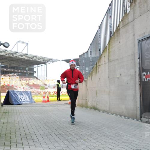 08.12.2024 - St. Pauli X-Mass-Run No. 14 H.Heesch http://msf.ph/oto/7490140 08.12.2024 09:56:26 Ziel 415, 438, 1852, 3261 meine-sportfotos.de