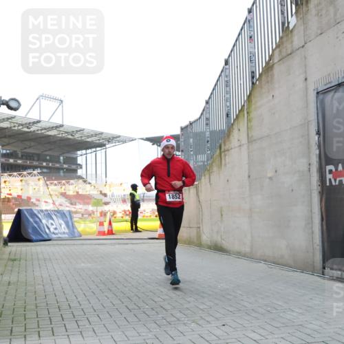 08.12.2024 - St. Pauli X-Mass-Run No. 14 H.Heesch http://msf.ph/oto/7490148 08.12.2024 09:56:26 Ziel 415, 438, 1852, 3261 meine-sportfotos.de