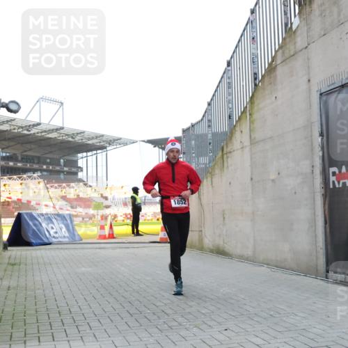 08.12.2024 - St. Pauli X-Mass-Run No. 14 H.Heesch http://msf.ph/oto/7490155 08.12.2024 09:56:26 Ziel 415, 438, 1852, 3261 meine-sportfotos.de