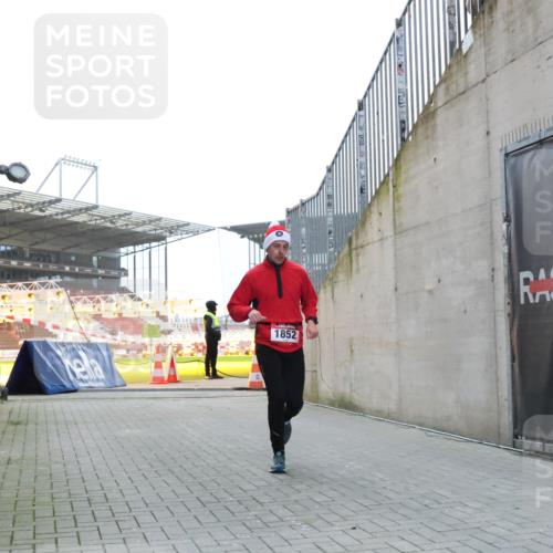 08.12.2024 - St. Pauli X-Mass-Run No. 14 H.Heesch http://msf.ph/oto/7490160 08.12.2024 09:56:26 Ziel 415, 438, 1852, 3261 meine-sportfotos.de