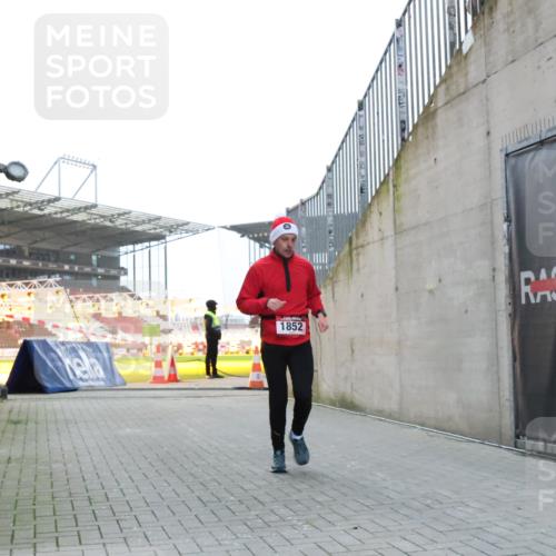 08.12.2024 - St. Pauli X-Mass-Run No. 14 H.Heesch http://msf.ph/oto/7490168 08.12.2024 09:56:27 Ziel 415, 438, 1852, 1852, 3256, 3261 meine-sportfotos.de