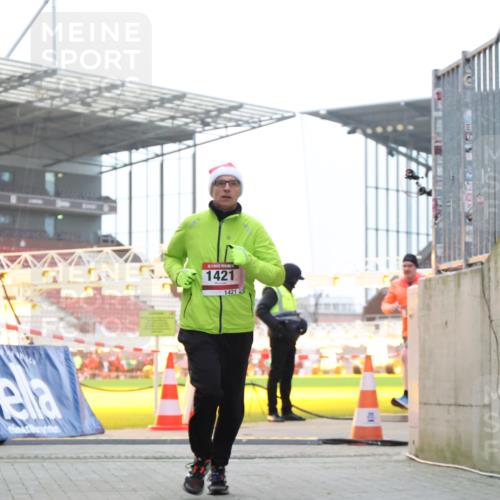 08.12.2024 - St. Pauli X-Mass-Run No. 14 H.Heesch http://msf.ph/oto/7490227 08.12.2024 10:04:36 Ziel 815, 1870, 2604, 31, 89, 791, 1421, 2382, 2383, 3008 meine-sportfotos.de