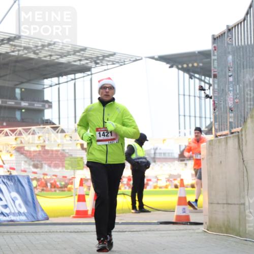 08.12.2024 - St. Pauli X-Mass-Run No. 14 H.Heesch http://msf.ph/oto/7490233 08.12.2024 10:04:36 Ziel 815, 1870, 2604, 31, 89, 791, 1421, 2382, 2383, 3008 meine-sportfotos.de