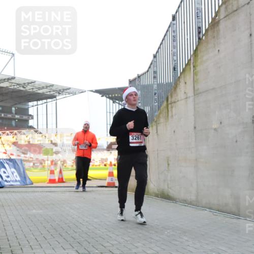 08.12.2024 - St. Pauli X-Mass-Run No. 14 H.Heesch http://msf.ph/oto/7490234 08.12.2024 09:56:32 Ziel 415, 1852, 799, 3256, 3261 meine-sportfotos.de