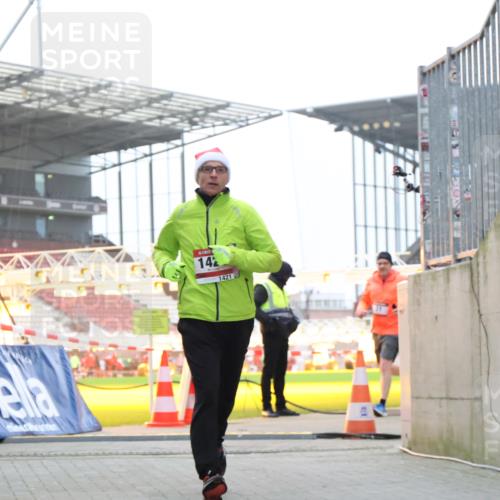08.12.2024 - St. Pauli X-Mass-Run No. 14 H.Heesch http://msf.ph/oto/7490237 08.12.2024 10:04:36 Ziel 815, 1870, 2604, 31, 89, 791, 1421, 2382, 2383, 3008 meine-sportfotos.de