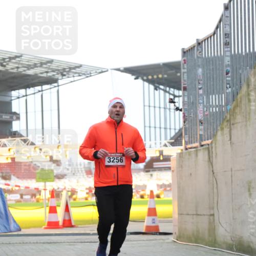 08.12.2024 - St. Pauli X-Mass-Run No. 14 H.Heesch http://msf.ph/oto/7490241 08.12.2024 09:56:34 Ziel 1852, 3261, 799, 3256, 3261 meine-sportfotos.de