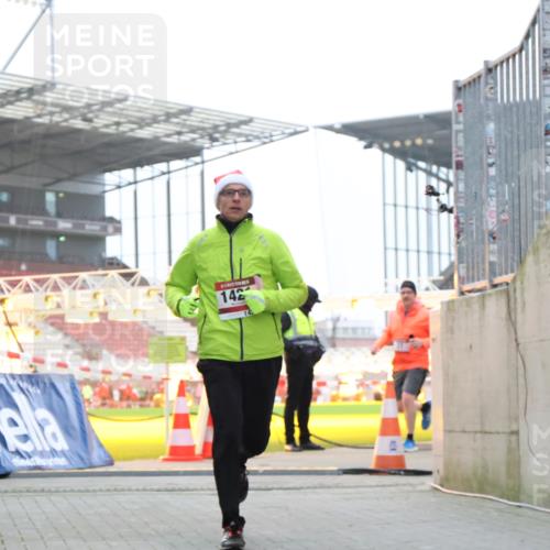08.12.2024 - St. Pauli X-Mass-Run No. 14 H.Heesch http://msf.ph/oto/7490242 08.12.2024 10:04:36 Ziel 815, 1870, 2604, 31, 89, 791, 1421, 2382, 2383, 3008 meine-sportfotos.de