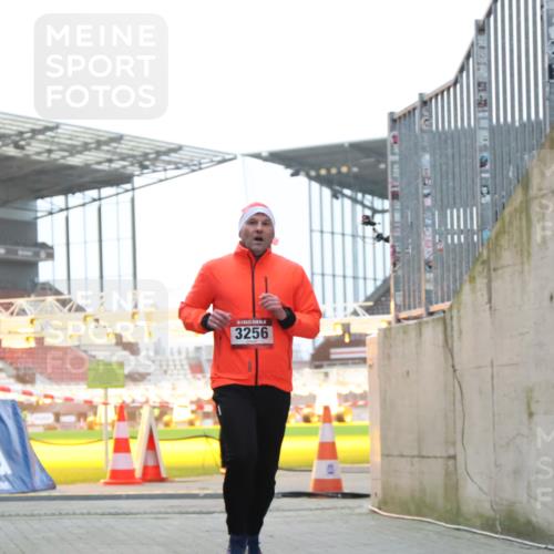 08.12.2024 - St. Pauli X-Mass-Run No. 14 H.Heesch http://msf.ph/oto/7490244 08.12.2024 09:56:34 Ziel 1852, 3261, 799, 3256, 3261 meine-sportfotos.de