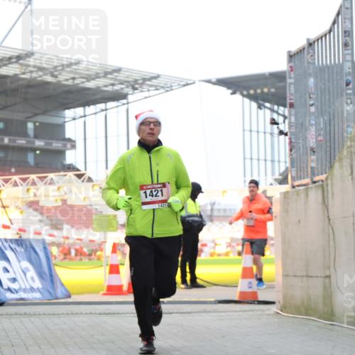 08.12.2024 - St. Pauli X-Mass-Run No. 14 H.Heesch http://msf.ph/oto/7490246 08.12.2024 10:04:36 Ziel 815, 1870, 2604, 31, 89, 791, 1421, 2382, 2383, 3008 meine-sportfotos.de