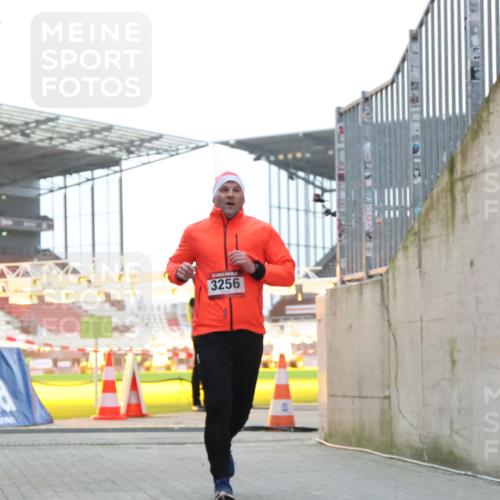 08.12.2024 - St. Pauli X-Mass-Run No. 14 H.Heesch http://msf.ph/oto/7490254 08.12.2024 09:56:34 Ziel 1852, 3261, 799, 3256, 3261 meine-sportfotos.de
