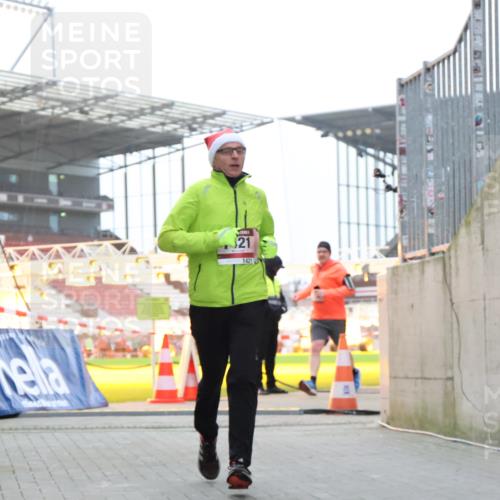 08.12.2024 - St. Pauli X-Mass-Run No. 14 H.Heesch http://msf.ph/oto/7490259 08.12.2024 10:04:36 Ziel 815, 1870, 2604, 31, 89, 791, 1421, 2382, 2383, 3008 meine-sportfotos.de