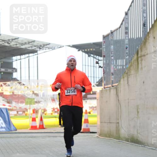 08.12.2024 - St. Pauli X-Mass-Run No. 14 H.Heesch http://msf.ph/oto/7490261 08.12.2024 09:56:34 Ziel 1852, 3261, 799, 3256, 3261 meine-sportfotos.de