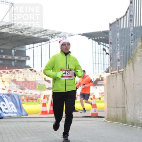 08.12.2024 - St. Pauli X-Mass-Run No. 14 H.Heesch http://msf.ph/oto/7490270 08.12.2024 10:04:36 Ziel 815, 1870, 2604, 31, 89, 791, 1421, 2382, 2383, 3008 meine-sportfotos.de
