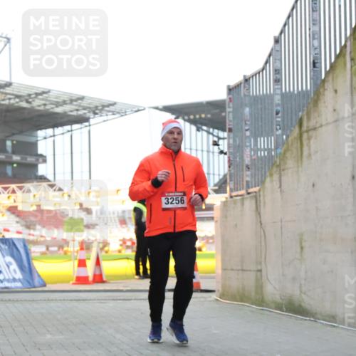 08.12.2024 - St. Pauli X-Mass-Run No. 14 H.Heesch http://msf.ph/oto/7490272 08.12.2024 09:56:34 Ziel 1852, 3261, 799, 3256, 3261 meine-sportfotos.de