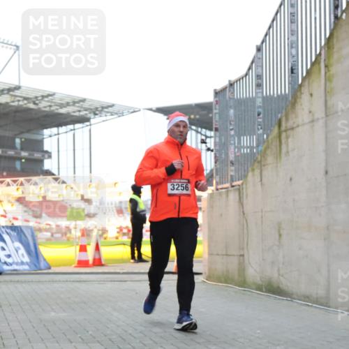 08.12.2024 - St. Pauli X-Mass-Run No. 14 H.Heesch http://msf.ph/oto/7490284 08.12.2024 09:56:34 Ziel 1852, 3261, 799, 3256, 3261 meine-sportfotos.de