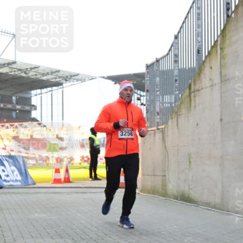 08.12.2024 - St. Pauli X-Mass-Run No. 14 H.Heesch http://msf.ph/oto/7490290 08.12.2024 09:56:34 Ziel 1852, 3261, 799, 3256, 3261 meine-sportfotos.de