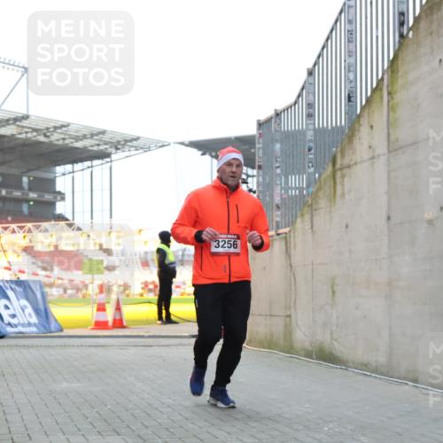 08.12.2024 - St. Pauli X-Mass-Run No. 14 H.Heesch http://msf.ph/oto/7490295 08.12.2024 09:56:34 Ziel 1852, 3261, 799, 3256, 3261 meine-sportfotos.de