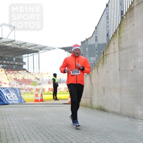 08.12.2024 - St. Pauli X-Mass-Run No. 14 H.Heesch http://msf.ph/oto/7490308 08.12.2024 09:56:34 Ziel 1852, 3261, 799, 3256, 3261 meine-sportfotos.de