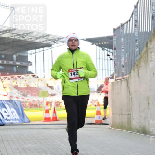 08.12.2024 - St. Pauli X-Mass-Run No. 14 H.Heesch http://msf.ph/oto/7490309 08.12.2024 10:04:37 Ziel 815, 1421, 2604, 31, 89, 791, 1421, 2380, 2382, 2383, 3008 meine-sportfotos.de