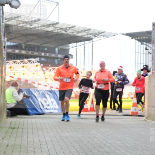08.12.2024 - St. Pauli X-Mass-Run No. 14 H.Heesch http://msf.ph/oto/7490315 08.12.2024 10:04:39 Ziel 1421, 2604, 31, 89, 299, 627, 634, 791, 1421, 2380, 2382, 2383, 3008 meine-sportfotos.de