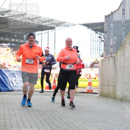 08.12.2024 - St. Pauli X-Mass-Run No. 14 H.Heesch http://msf.ph/oto/7490350 08.12.2024 10:04:40 Ziel 1421, 2604, 3008, 31, 89, 299, 627, 634, 791, 2380, 2382, 2383, 3008 meine-sportfotos.de