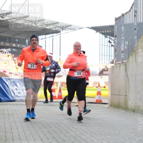 08.12.2024 - St. Pauli X-Mass-Run No. 14 H.Heesch http://msf.ph/oto/7490356 08.12.2024 10:04:40 Ziel 1421, 2604, 3008, 31, 89, 299, 627, 634, 791, 2380, 2382, 2383, 3008 meine-sportfotos.de