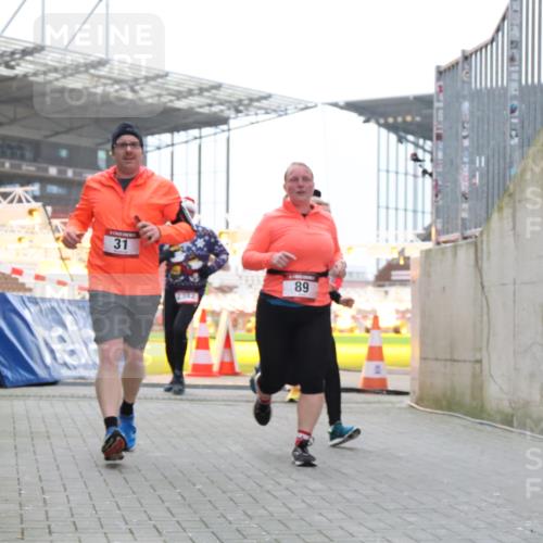 08.12.2024 - St. Pauli X-Mass-Run No. 14 H.Heesch http://msf.ph/oto/7490363 08.12.2024 10:04:40 Ziel 1421, 2604, 3008, 31, 89, 299, 627, 634, 791, 2380, 2382, 2383, 3008 meine-sportfotos.de