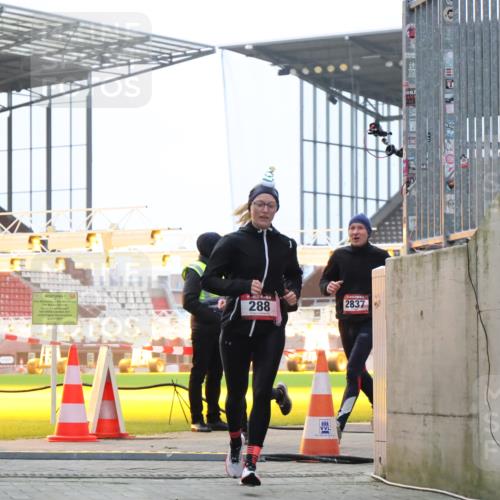 08.12.2024 - St. Pauli X-Mass-Run No. 14 H.Heesch http://msf.ph/oto/7490382 08.12.2024 09:56:50 Ziel 799, 288, 2837, 2839, 3095 meine-sportfotos.de