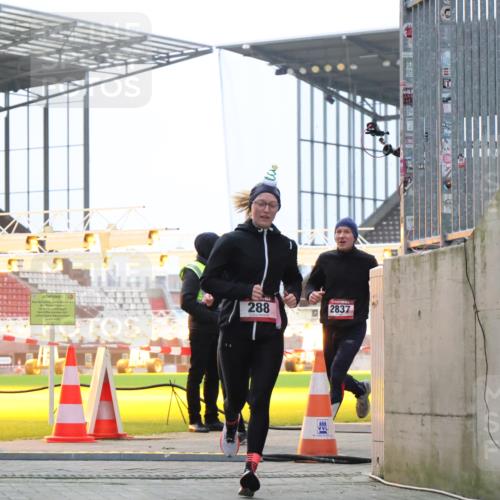 08.12.2024 - St. Pauli X-Mass-Run No. 14 H.Heesch http://msf.ph/oto/7490386 08.12.2024 09:56:50 Ziel 799, 288, 2837, 2839, 3095 meine-sportfotos.de