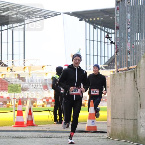 08.12.2024 - St. Pauli X-Mass-Run No. 14 H.Heesch http://msf.ph/oto/7490394 08.12.2024 09:56:50 Ziel 799, 288, 2837, 2839, 3095 meine-sportfotos.de
