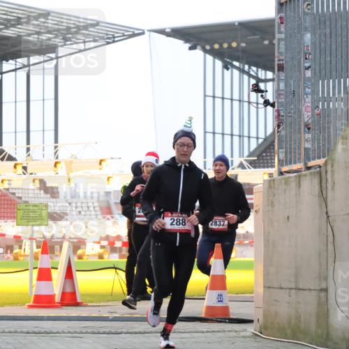 08.12.2024 - St. Pauli X-Mass-Run No. 14 H.Heesch http://msf.ph/oto/7490400 08.12.2024 09:56:50 Ziel 799, 288, 2837, 2839, 3095 meine-sportfotos.de