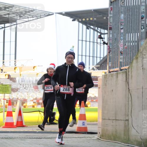 08.12.2024 - St. Pauli X-Mass-Run No. 14 H.Heesch http://msf.ph/oto/7490407 08.12.2024 09:56:50 Ziel 799, 288, 2837, 2839, 3095 meine-sportfotos.de