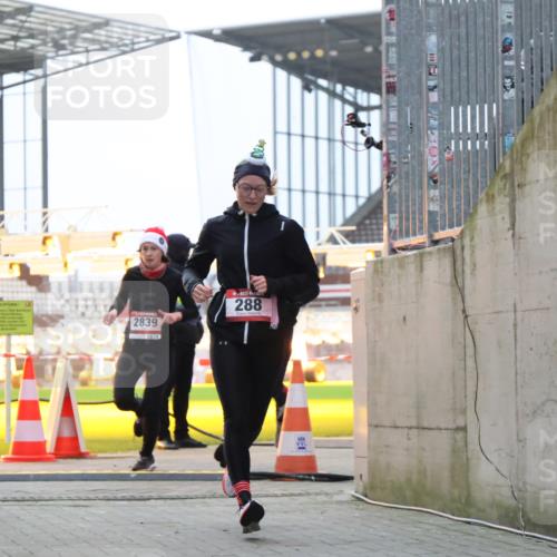 08.12.2024 - St. Pauli X-Mass-Run No. 14 H.Heesch http://msf.ph/oto/7490422 08.12.2024 09:56:50 Ziel 799, 288, 2837, 2839, 3095 meine-sportfotos.de