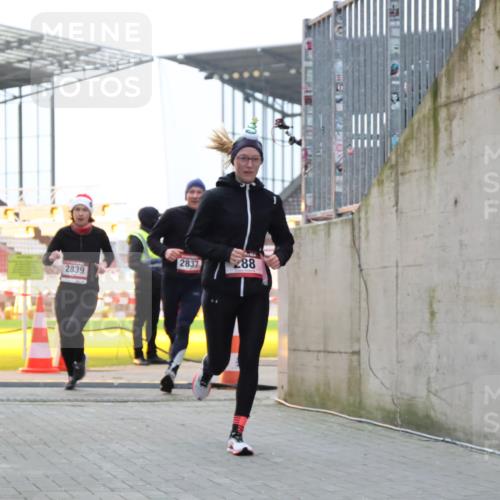 08.12.2024 - St. Pauli X-Mass-Run No. 14 H.Heesch http://msf.ph/oto/7490429 08.12.2024 09:56:50 Ziel 799, 288, 2837, 2839, 3095 meine-sportfotos.de