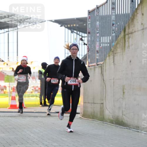 08.12.2024 - St. Pauli X-Mass-Run No. 14 H.Heesch http://msf.ph/oto/7490436 08.12.2024 09:56:51 Ziel 799, 288, 2837, 2839, 3095 meine-sportfotos.de