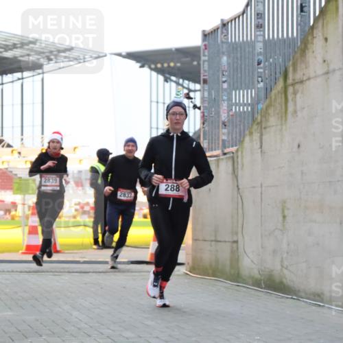 08.12.2024 - St. Pauli X-Mass-Run No. 14 H.Heesch http://msf.ph/oto/7490442 08.12.2024 09:56:51 Ziel 799, 288, 2837, 2839, 3095 meine-sportfotos.de