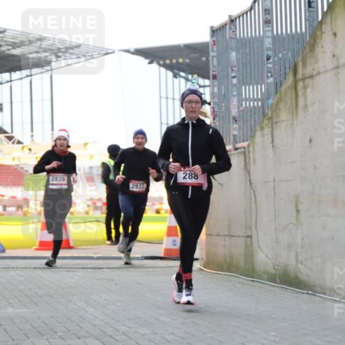 08.12.2024 - St. Pauli X-Mass-Run No. 14 H.Heesch http://msf.ph/oto/7490449 08.12.2024 09:56:51 Ziel 799, 288, 2837, 2839, 3095 meine-sportfotos.de