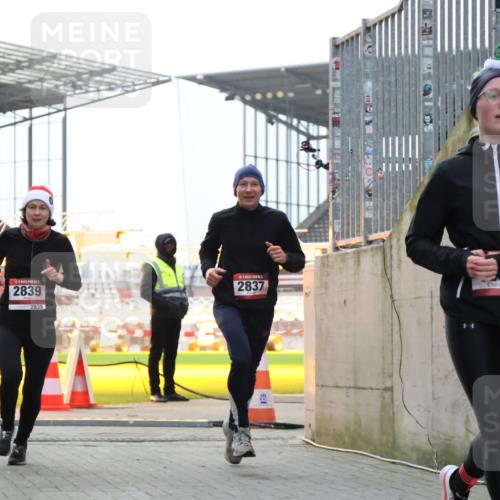 08.12.2024 - St. Pauli X-Mass-Run No. 14 H.Heesch http://msf.ph/oto/7490456 08.12.2024 09:56:51 Ziel 799, 288, 2837, 2839, 3095 meine-sportfotos.de