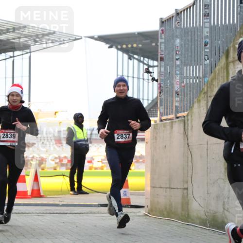08.12.2024 - St. Pauli X-Mass-Run No. 14 H.Heesch http://msf.ph/oto/7490463 08.12.2024 09:56:52 Ziel 288, 799, 288, 2837, 2839, 3095 meine-sportfotos.de