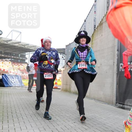 08.12.2024 - St. Pauli X-Mass-Run No. 14 H.Heesch http://msf.ph/oto/7490466 08.12.2024 10:04:43 Ziel 31, 89, 791, 1421, 2382, 2383, 2604, 3008, 31, 89, 299, 627, 634, 791, 2380, 2382, 2383 meine-sportfotos.de