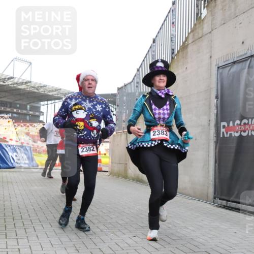 08.12.2024 - St. Pauli X-Mass-Run No. 14 H.Heesch http://msf.ph/oto/7490480 08.12.2024 10:04:43 Ziel 31, 89, 791, 1421, 2382, 2383, 2604, 3008, 31, 89, 299, 627, 634, 791, 2380, 2382, 2383 meine-sportfotos.de