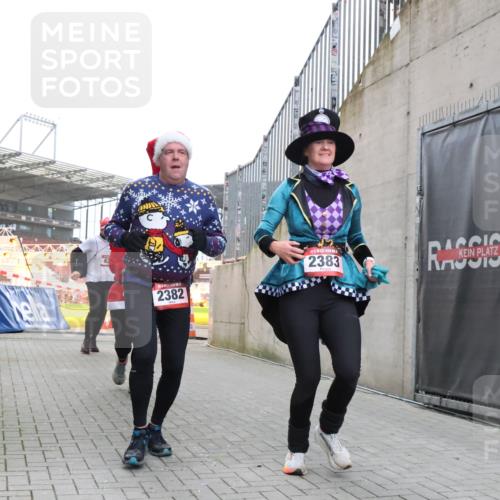 08.12.2024 - St. Pauli X-Mass-Run No. 14 H.Heesch http://msf.ph/oto/7490487 08.12.2024 10:04:43 Ziel 31, 89, 791, 1421, 2382, 2383, 2604, 3008, 31, 89, 299, 627, 634, 791, 2380, 2382, 2383 meine-sportfotos.de