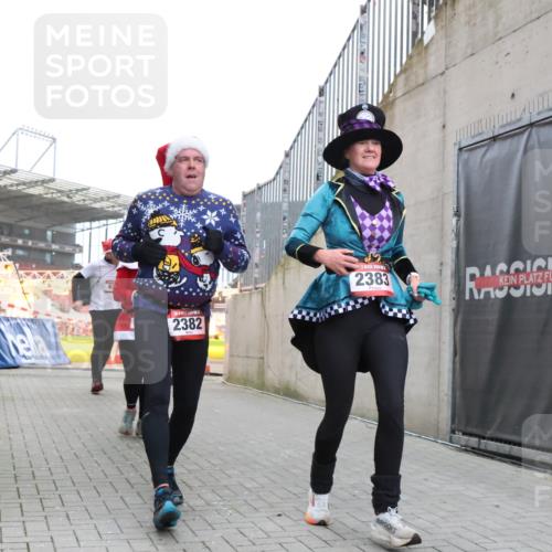 08.12.2024 - St. Pauli X-Mass-Run No. 14 H.Heesch http://msf.ph/oto/7490492 08.12.2024 10:04:43 Ziel 31, 89, 791, 1421, 2382, 2383, 2604, 3008, 31, 89, 299, 627, 634, 791, 2380, 2382, 2383 meine-sportfotos.de