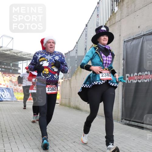 08.12.2024 - St. Pauli X-Mass-Run No. 14 H.Heesch http://msf.ph/oto/7490499 08.12.2024 10:04:43 Ziel 31, 89, 791, 1421, 2382, 2383, 2604, 3008, 31, 89, 299, 627, 634, 791, 2380, 2382, 2383 meine-sportfotos.de